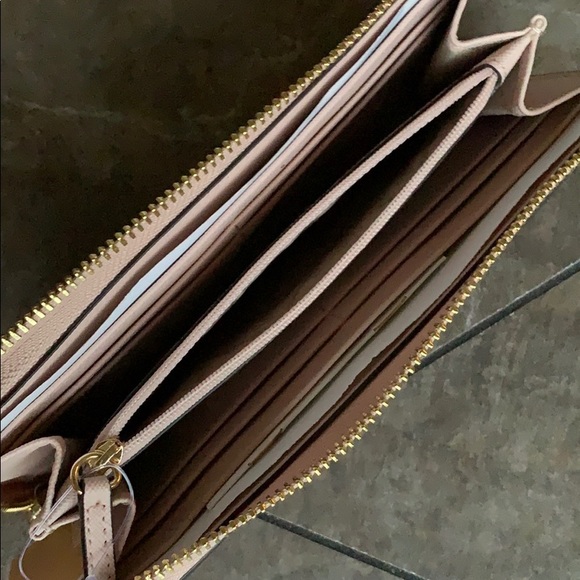 Michael Kors Jet Set Lg Three QTR Zip Wallet - Picture 14 of 16